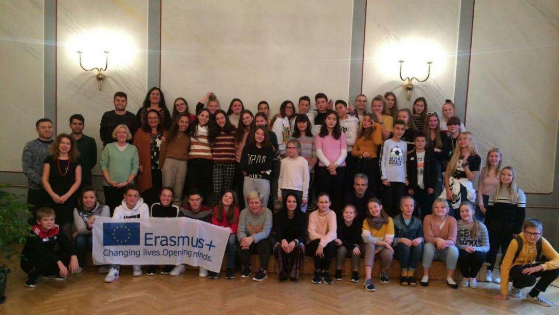 Cumhuriyet Ortaokulu Avrupaya Açılıyor
