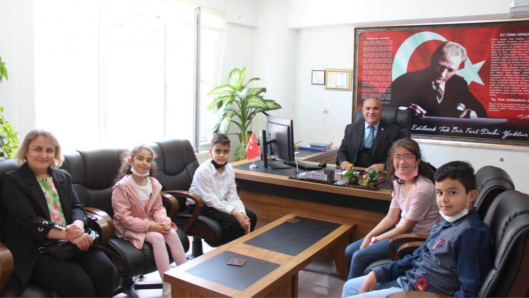 İlçe Milli Eğitim Müdürümüz Süleyman İZGİ, 23 Nisan'da Koltuğunu Temsili Öğrencilerimize Devretti